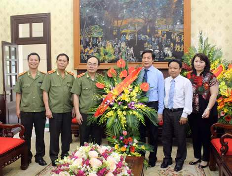 Thứ trưởng Bùi Quang Bền thăm, chúc mừng các đồng chí lãnh đạo, cán bộ Báo Nhân dân.