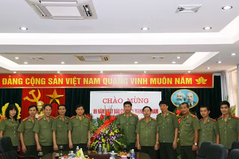 Trung tướng Lê Văn Đệ, Phó Tổng cục trưởng Tổng cục XDLL CAND chúc mừng Tạp chí CAND.