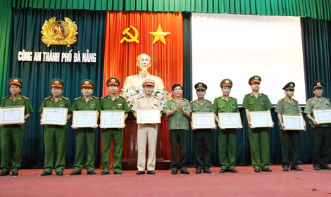 Nhiều tập thể, cá nhân cũng được UBND TP Đà Nẵng và Giám đốc Công an TP Đà Nẵng tặng bằng khen, giấy khen.
