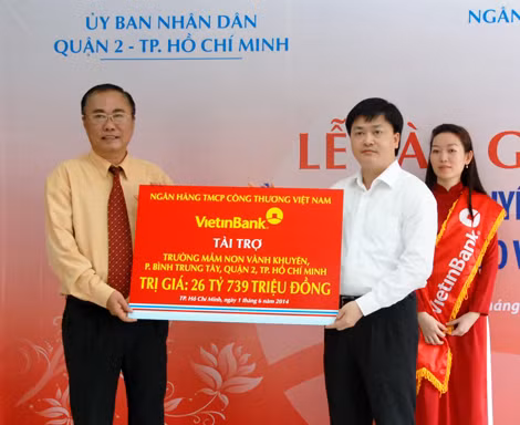 Tổng giám đốc VietinBank Lê Đức Thọ trao tài trợ xây dựng Trường Vành Khuyên.