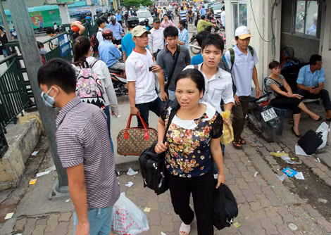 Người nhà và thí sinh dồn về bến xe Giáp Bát sau khi kết thúc ngày thi cuối cùng, đợt I.