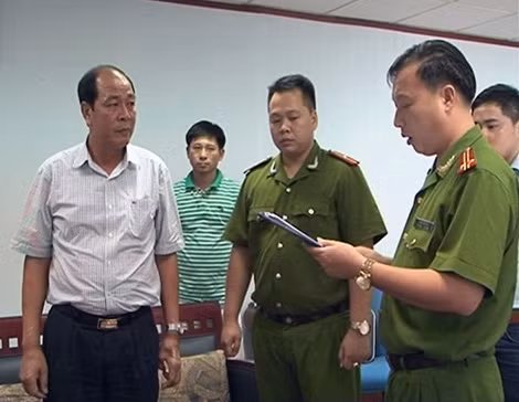 Cơ quan CSĐT Công an tỉnh Quảng Ninh đang đọc lệnh bắt ông Vũ Khắc Từ (ngoài cùng bên trái).