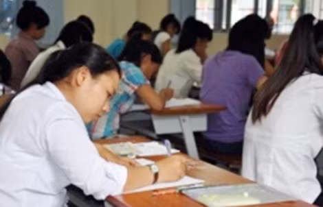 Khoảng cách ngồi giữa các thí sinh quá gần (Điểm thi chính của ĐH Sài Gòn) TP Hồ Chí Minh.