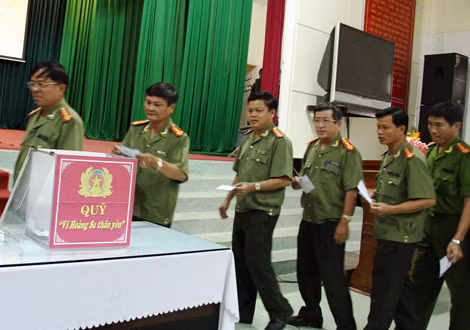 Thứ trưởng Trần Việt Tân cùng lãnh đạo Công an TP Đà Nẵng và các đại biểu góp quỹ “Vì Hoàng Sa thân yêu”.