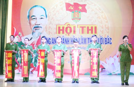 Đội thi đến từ Trại tạm giam Công an tỉnh Khánh Hòa tự giới thiệu bằng hình ảnh trực quan sinh động khi đề cập đến 6 điều dạy của Bác Hồ đối với CAND.