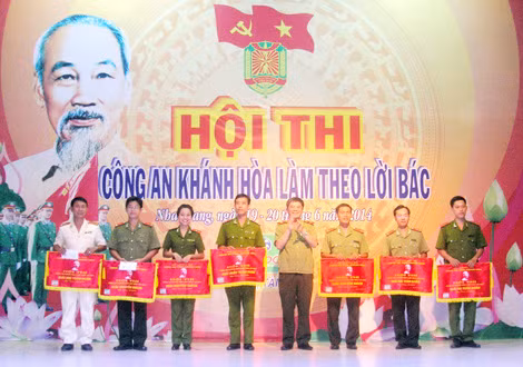 Các đội thi đoạt giải chụp ảnh cùng Giám đốc Công an tỉnh Khánh Hòa.