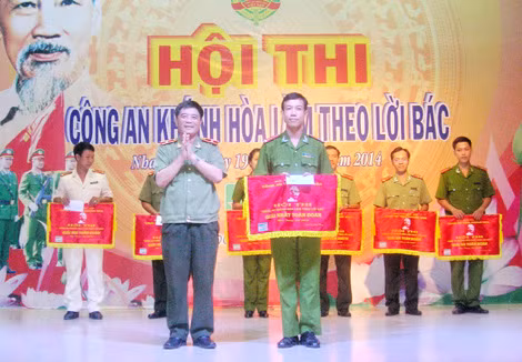 Thiếu tướng Trần Ngọc Khánh - Giám đốc Công an tỉnh Khánh Hòa trao giải nhất cho Công an TP Nha Trang.