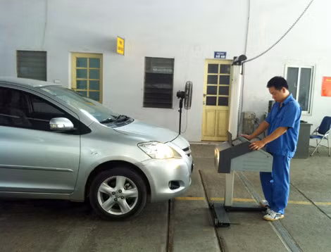 Đăng kiểm viên nếu không chú tâm, sẽ rất dễ để lọt lỗi khi khám xe.