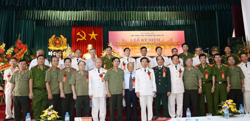 Thứ trưởng Thường trực Đặng Văn Hiếu với các đại biểu tham dự buổi lễ.