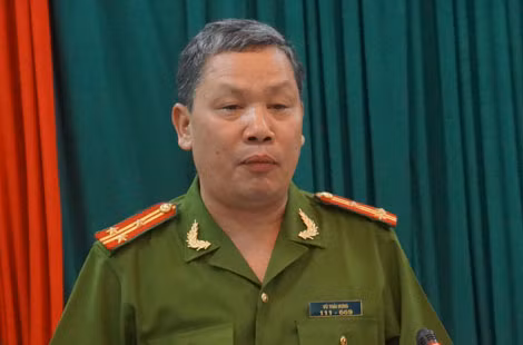 Thượng tá Vũ Thái Hưng thông tin với báo chí về quá trình điều tra vụ án.