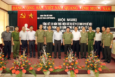 Thượng tướng Bùi Văn Nam, Ủy viên TW Đảng, Thứ trưởng Bộ Công an với các đại biểu tại Hội nghị.