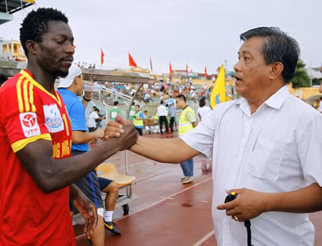 Cầu thủ An Giang (trái) đá Play Off trong tâm trạng rối bời. Ảnh: H.M.