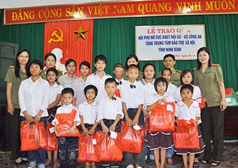 Cán bộ, chiến sỹ Cục ANCTNB trao quà tặng Trung tâm Bảo trợ xã hội tỉnh Ninh Bình.