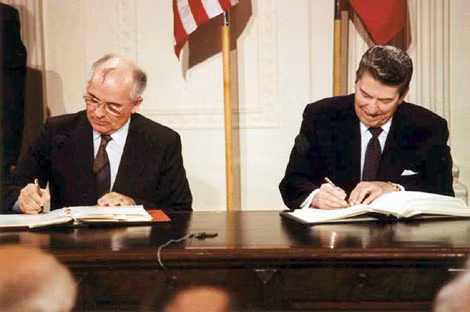Hiệp ước IRNF được Tổng thống Mỹ Ronald Reagan và lãnh đạo Liên Xô cũ Mikhail S. Gorbachev ký năm 1987 và được coi là một trong những động thái nhằm chấm dứt Chiến tranh lạnh giữa hai nước. (ảnh: WorldPress).