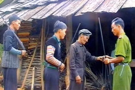 Bà con dân tộc Mông huyện Mù Cang Chải, Yên Bái tự giác giao nộp súng tự chế cho lực lượng Công an.