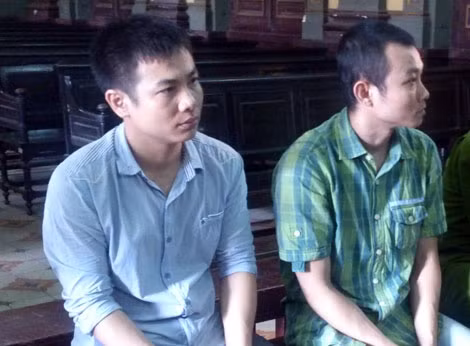 Hai bị cáo Vinh và Linh tại tòa.