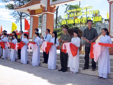 Đồng chí Phạm Văn Miên, Tổng Biên tập Báo CAND cùng các đại biểu cắt băng khánh thành Đền tưởng niệm liệt sỹ Ka Nak.