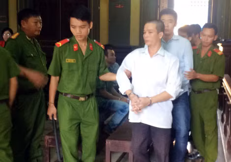 Các bị cáo sau phiên xử.