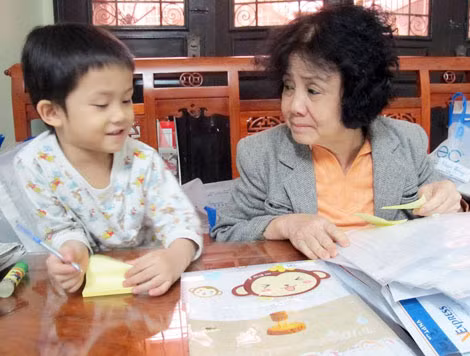 Nhà thơ Bùi Kim Anh và cháu Thiện Nhân.