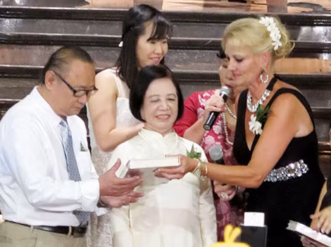 Gia đình nhà văn Ngô Thảo và bà Jacqueline trong buổi ra mắt sách "Thư chiến trường" ở TP HCM.