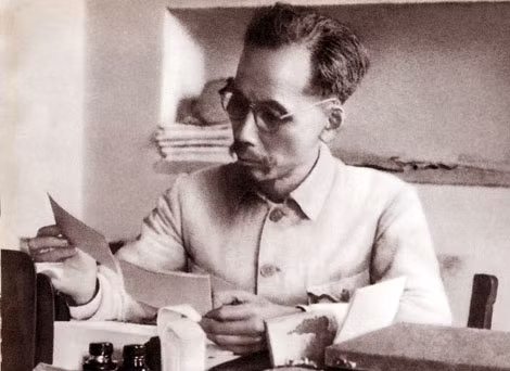 Hồ Chủ tịch trong phòng làm việc của Người ở Phủ Chủ tịch năm 1946.