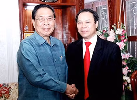 Tổng Bí thư, Chủ tịch nước Lào Chummaly Saynhasone tiếp nhà thơ Tạ Minh Châu (bên phải) hồi còn là Đại sứ Việt Nam tại Lào.