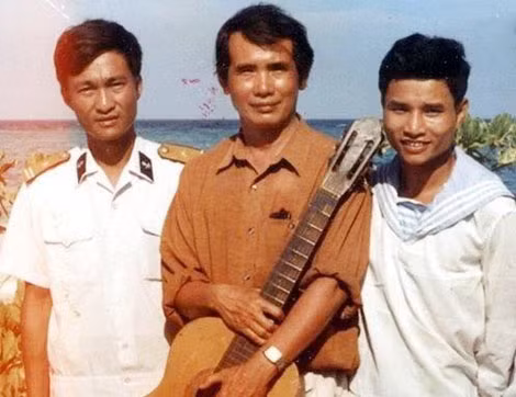 Nhạc sĩ Thế Song cùng các chiến sĩ trong chuyến thăm Trường Sa.