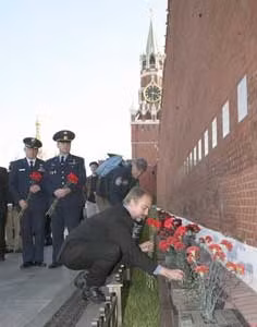 Lễ đặt hoa tưởng niệm trước phần mộ người anh hùng bên tường điện Kremlin nhân ngày du hành vũ trụ thường niên.