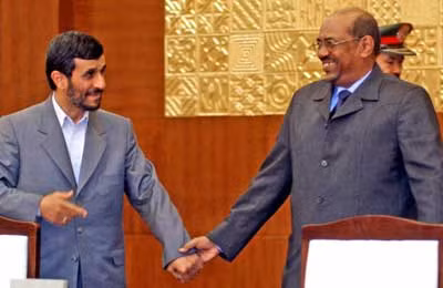 Tổng thống Iran Mahmoud Ahmadinejad (bên trái) và Tổng thống Sudan Omar Hassan Al-Bashir.