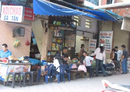 Thực phẩm giảm giá, hàng ăn vẫn “chém” khách ảnh 1