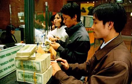 Khó mua USD do ngân hàng thiếu nguồn cung ảnh 1