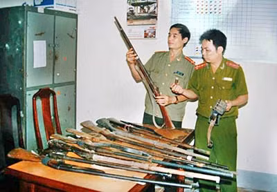 Các loại súng bắn đạn hoa cải bị công an thu giữ.