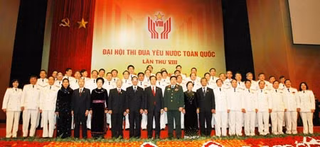 Tổng Bí thư Nông Đức Mạnh, Thủ tướng Nguyễn Tấn Dũng, Chủ tịch Quốc hội Nguyễn Phú Trọng cùng lãnh đạo Đảng, Nhà nước với đoàn Đại biểu Bộ Công an dự Đại hội.