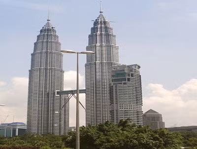 Tòa tháp đôi Petronas ở Malaysia, nơi Thuận định đốt.