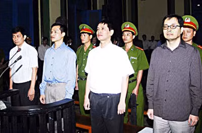 Thức, Trung, Long và Định ra tòa vì âm mưu lật đổ chính quyền nhân dân.