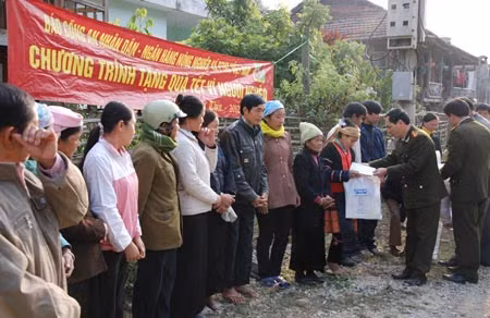 Đại diện Báo CAND, Ngân hàng Bảo Việt trao quà Tết cho đồng bào nghèo.