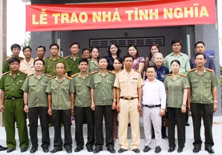 Đại diện Báo CAND-Chuyên đề ANTG tại TP HCM, Công an tỉnh Đồng Tháp, CBCS Công an huyện Lai Vung cùng các nhà hảo tâm tại Lễ trao nhà tình nghĩa cho đồng chí Lê Uy Nghiêm.