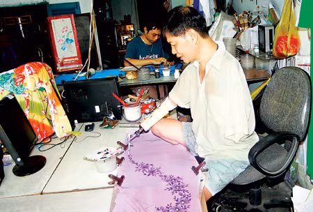 Đỗ Minh Tâm vẽ bằng miệng.