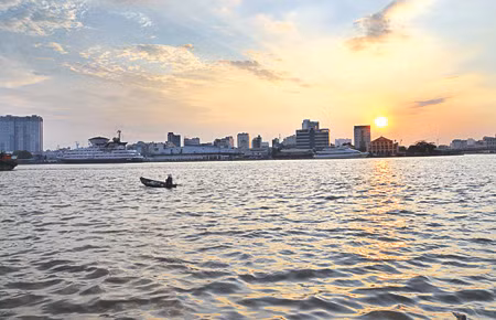Hoàng hôn trên sông Sài Gòn. Người phụ nữ sống một mình với 2 con chó trong ngôi nhà trơ trọi còn lại duy nhất giữa vùng đất đã di dời hết.
