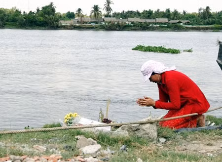 Người nhà đang cầu khấn để mau tìm được cháu Thiện.