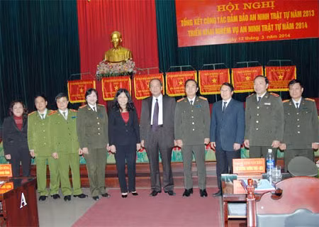 Thượng tướng Đặng Văn Hiếu, Ủy viên Trung ương Đảng, Thứ trưởng Thường trực Bộ Công an trao đổi với các đại biểu về dự hội nghị về công tác đảm bảo ANTT.