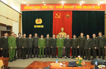 Thứ trưởng Bùi Quang Bền, Trưởng Ban chỉ đạo Tổng kết, cùng các đại biểu dự phiên họp.