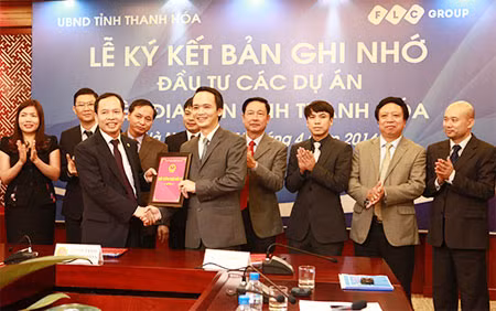 Chủ tịch UBND tỉnh Thanh Hóa Trịnh Văn Chiến trao giấy chứng nhận đầu tư cho Chủ tịch FLC Trịnh Văn Quyết.