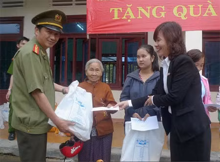 Trao quà cho bà con xã Hành Nhân.