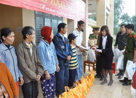 Trao quà cho bà con nghèo ở An Chỉ Đông.