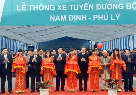Các đồng chí lãnh đạo cắt băng khánh thành và thông xe tuyến đường bộ mới Nam Định- Phủ Lý.