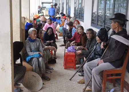 Bà con nghèo ở An Chỉ Đông đến để nhận quà.