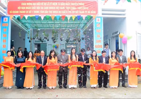 Cắt băng khánh thành trung tâm.