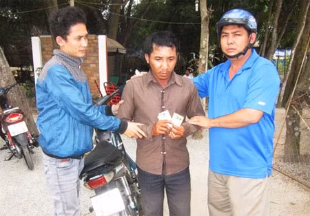Đối tượng Thọ (giữa) bị các “hiệp sĩ” bắt giữ.