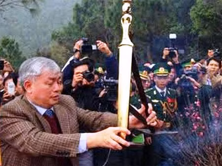Hàng ngàn người chứng kiến lễ dâng kiếm lệnh lên anh linh Đại tướng Võ Nguyên Giáp.
